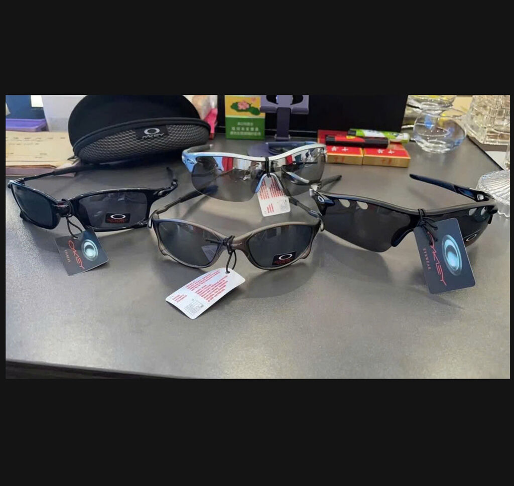 Kính râm thể thao OAKLEY hàng Fake. Có hộp đựng kính