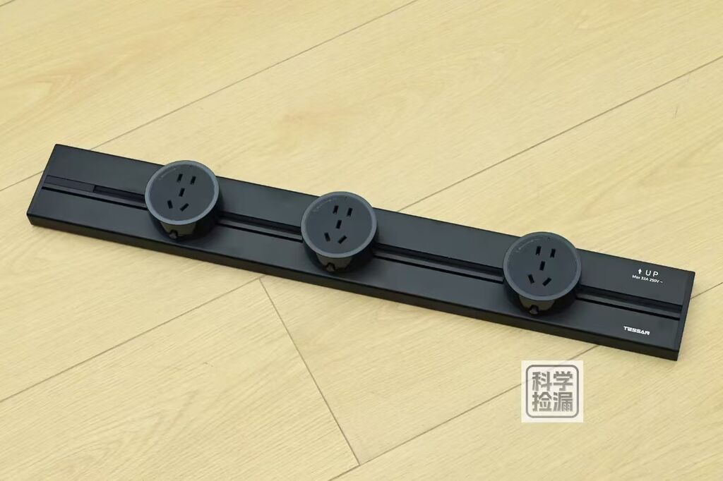 Ổ điện ray gắn tường 8000W hãng TESSAN , dài 60cm, với 3 ổ cắm di chuyển được - Ảnh 2