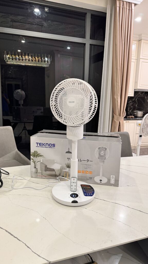 Quạt cây TEKNOS SAK-57 , tích hợp AI, xoay 180 độ , có remote (hộp xấu)